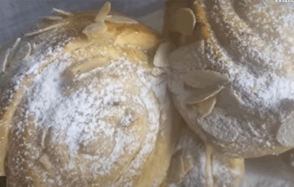 <span style='color:red;'><b>ROLNICE</b></span> SA FILOM OD GRIZA POSUTE LISTIĆIMA BADEMA: Preukusno domaće pecivo za sve prilike! (VIDEO)  