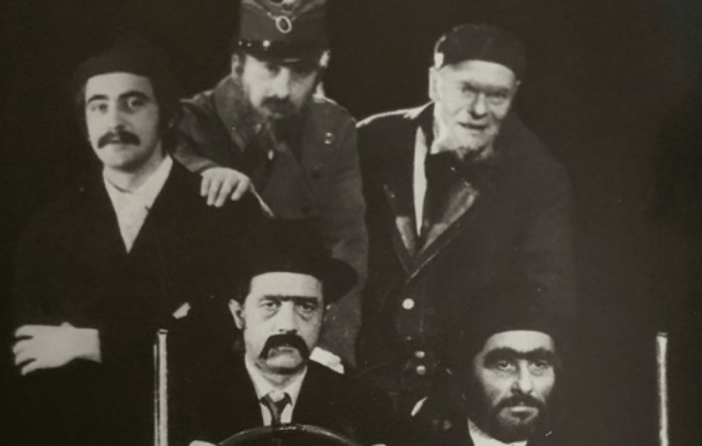 PREPOZNAJETE LI GLUMAČKE LEGENDE SA SLIKE: Fotografija od pre skoro pola veka krije pozorišnu istoriju (FOTO)