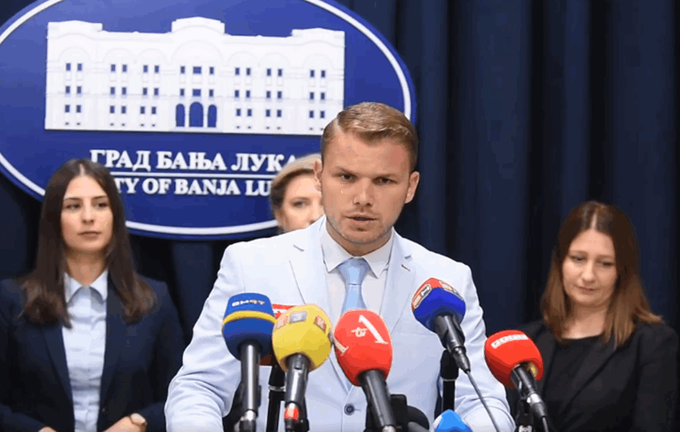 STANIVUKOVIĆ DOVEZAO DVA BAGERA U CENTAR BANJALUKE: \