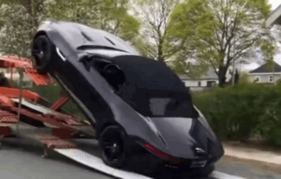 LUDI KARAMBOL! TRI VOZILA SLUPAO, A ZA VOLAN NIJE NI SEO: Evo šta se dešava kad isporuka automobila krene <span style='color:red;'><b>naopako</b></span> (VIDEO)