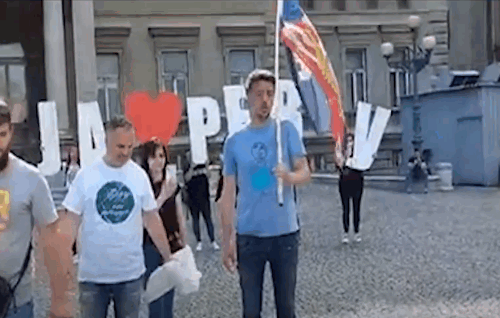 <span style='color:red;'><b>Besni građani</b></span> doneli OTPAD ISPRED SKUPŠTINE: Baru Rebu svakodnevno ZATRPAVAJU ĐUBRETOM! (VIDEO) 