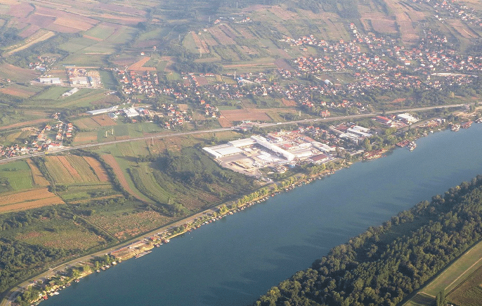 JEZIV PRIZOR KOD UMKE: Čovek se obvesio na terasi, prolaznici šokirani!