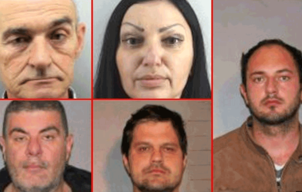 PALA ORGANIZOVANA GRUPA U BEOGRADU: Obećavali narodu posao, falsifikovali legitimacije, držali oružje! (FOTO)

