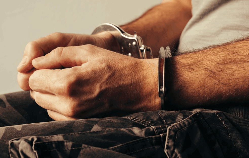 MUŠKARAC KOJI JE NA SVADBI U RESNIKU UPUCAO FOTOGRAFKINJU RADI U POLICIJI: Mladin otac <span style='color:red;'><b>ranio ženu</b></span> u nogu, a brat pokušao da ga zaštiti