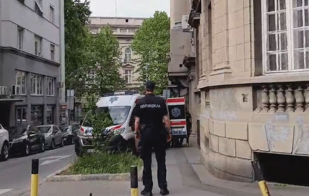 KRAJ DRAME U <span style='color:red;'><b>MOLER</b></span>OVOJ! Policajci upali u stan, BOLESNA DEVOJKA odvedena na lečenje! (VIDEO)
