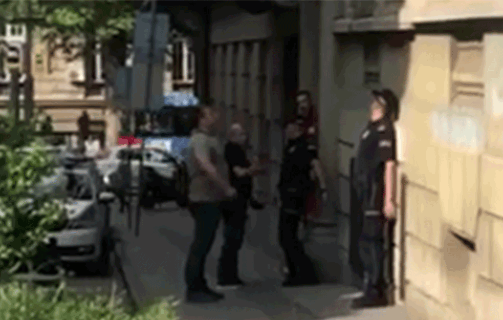 <span style='color:red;'><b>INTERVENTNA</b></span> STIGLA U MOLEROVU, nekoliko policajaca nagovara devojku da IZAĐE KROZ PROZOR (VIDEO)