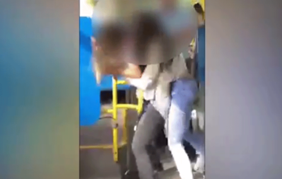 JEDVA IH RAZDVOJILI: Šokantni <span style='color:red;'><b>snimak tuče</b></span> dve devojke u beogradskom autobusu, vozač  ZAPREPAŠĆEN (VIDEO)