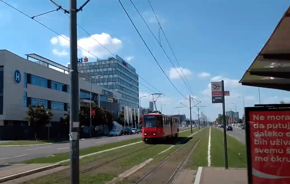 NESREĆA KOD BUVLJAKA: Tramvaj priklještio čoveka uz ogradu