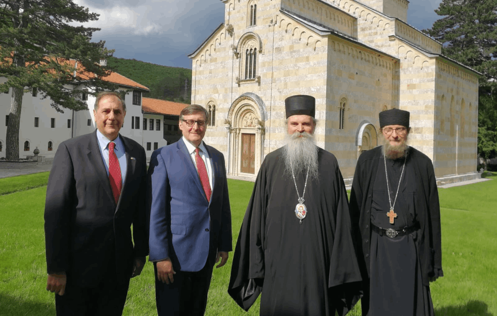 <span style='color:red;'><b>VLADIKA TEODOSIJE</b></span> PREDOČIO PALMERU PROBLEME SPC NA KOSOVU I METOHIJI: Specijalni izaslanik u Visokim Dečanima (FOTO)