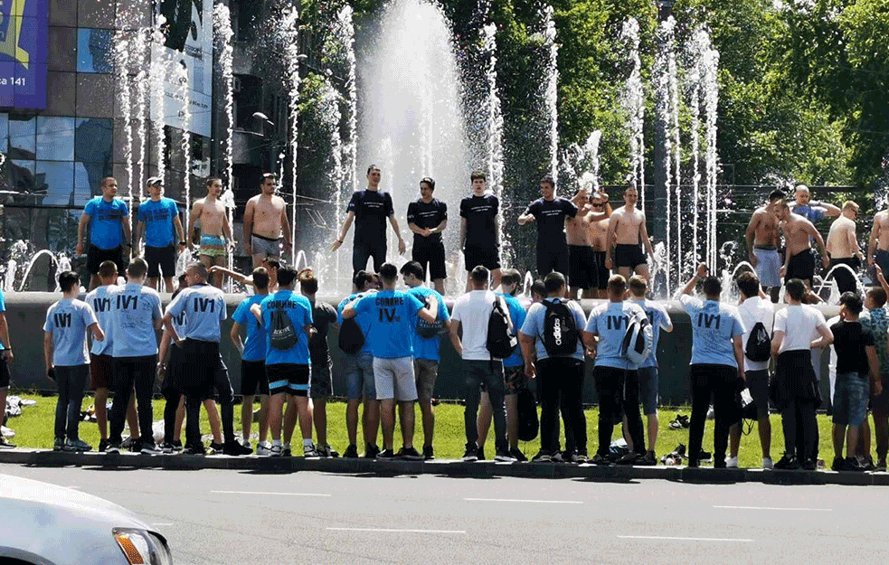 VESELJE KOD FONTANE NA SLAVIJI: Maturanti 'Tesle' proslavljaju KRAJ! (VIDEO) 