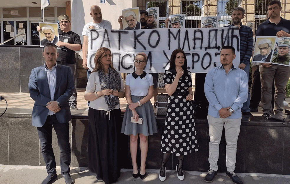 GLAS JAVNOSTI UŽIVO NA PROTESTU POVODOM IZRICANJA PRESUDE GENERALU RATKU MLADIĆU! (VIDEO)