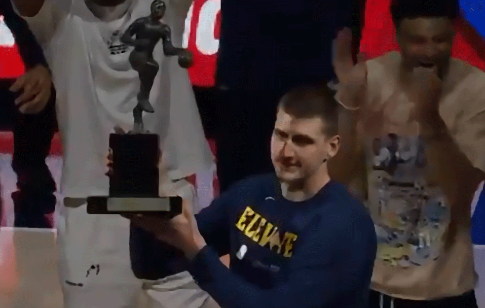 ZA PAMĆENJE: Pogledajte trenutak kad je Jokić primio MVP nagradu, SVI SU BILI ODUŠEVLJENI! (VIDEO)