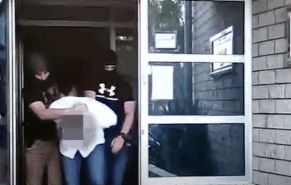 SNIMAK HAPŠENJA BOŽIDARA STOLIĆA: Evo kako privode INSPEKTORA SBPOK koji je odavao informacije BELIVUKU i MILJKOVIĆU!
