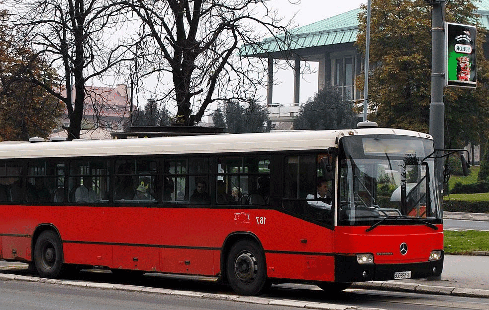 PRETUKLI MLADIĆA U AUTOBUSU 31: Udarali ga pesnicama i FLAŠAMA, pa ga KRVAVOG i onesvešćenog IZBACILI na kolovoz! 