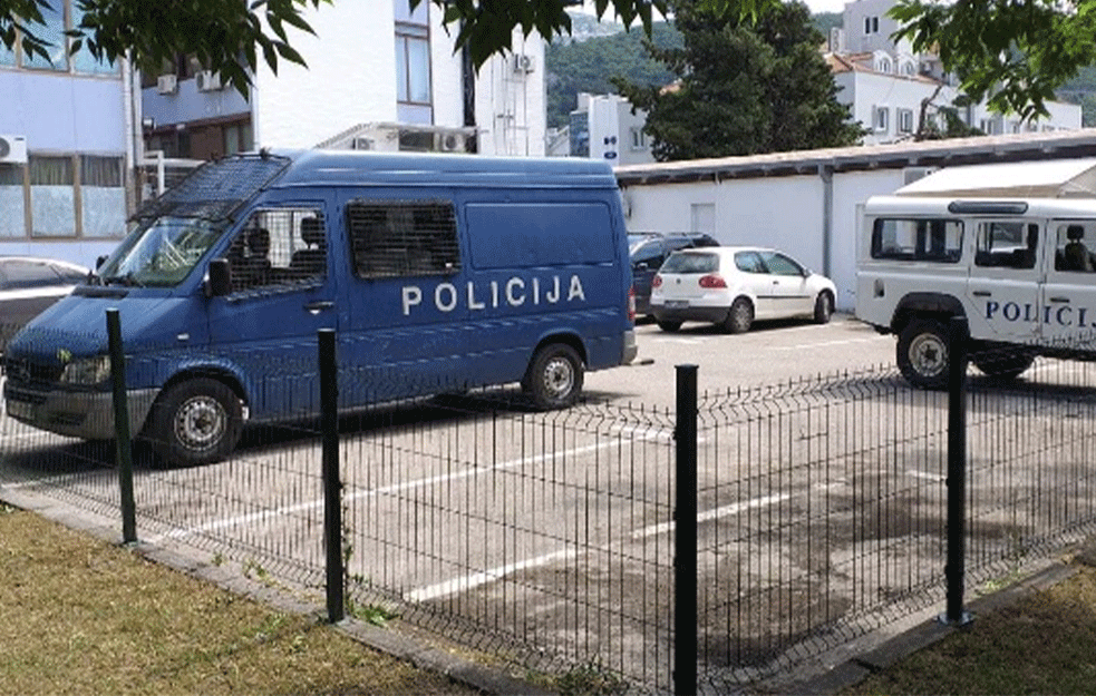 HIT! ČUVARI REDA U CRNOJ GORI JOŠ NISU DOBILI NOVE AUTOMOBILE, A KADA ĆE - NE ZNA SE! Policajci hapse ako im plate taksi, a mangupi im nude FIĆU! (VIDEO)