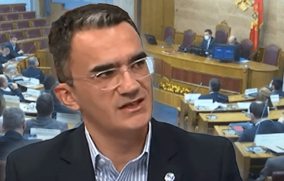 BURNO U PODGORICI: <span style='color:red;'><b>SMENJEN MINISTAR</b></span> LEPOSAVIĆ I IZGLASANA REZOLUCIJA O GENOCIDU U SREBRENICI 