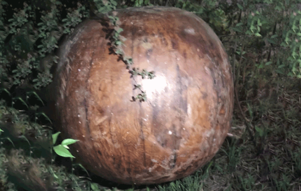 PRONAĐENA <span style='color:red;'><b>SKULPTURA</b></span> OD 115 KILOGRAMA: Uhapšeni je OTKOTRLJALI i OSTAVILI! (FOTO)