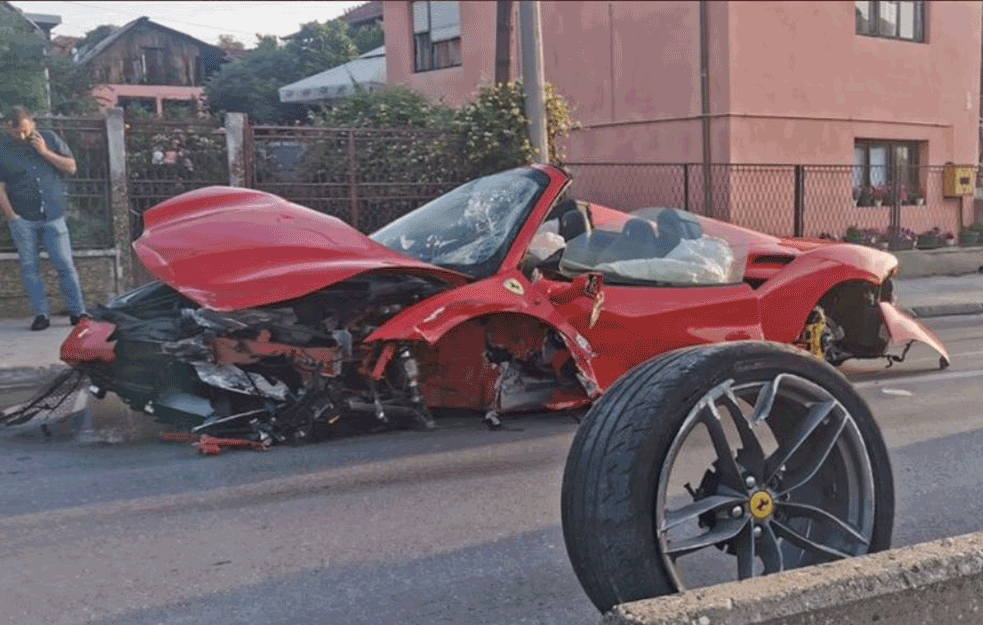 BURNA NOĆ U KRAGUJEVCU: Slupali crveni FERARI pa pobegli sa lica mesta! (FOTO)

