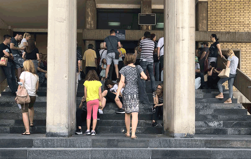 ČEKANJE SATIMA U REDU ZA PASOŠ: Ispred policijskih stanica gužve zbog povećanog broja zahteva za izdavanje ličnih dokumenata!