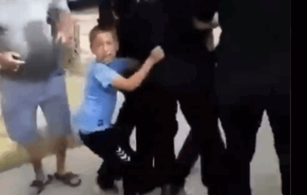 MUČNE SCENE U CRNOJ GORI: Policija privela oca DVOJE DECE na njihove oči, oni vrištali i plakali da ga ne odvode! (VIDEO) 