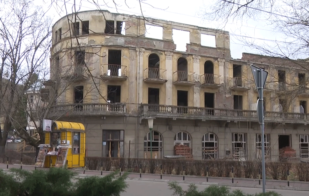 KATASTROFALNO STANJE U NIŠKIM <span style='color:red;'><b>HOTELI</b></span>MA: Uprkos novom vlasniku zvrje bez krova okruženi đubretom (VIDEO)