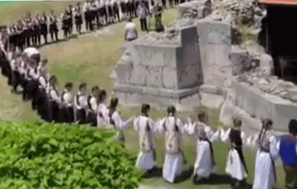 KOLO OKO PORUŠENE SVETINJE U PRIZRENU: 500 dece zaigralo oko prizrenskog manastira! (VIDEO)  