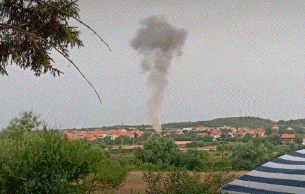 EKSPLOZIJA I U KALUĐERICI: Gori TRAFO-STANICA, naselje BEZ STRUJE! (VIDEO) 


