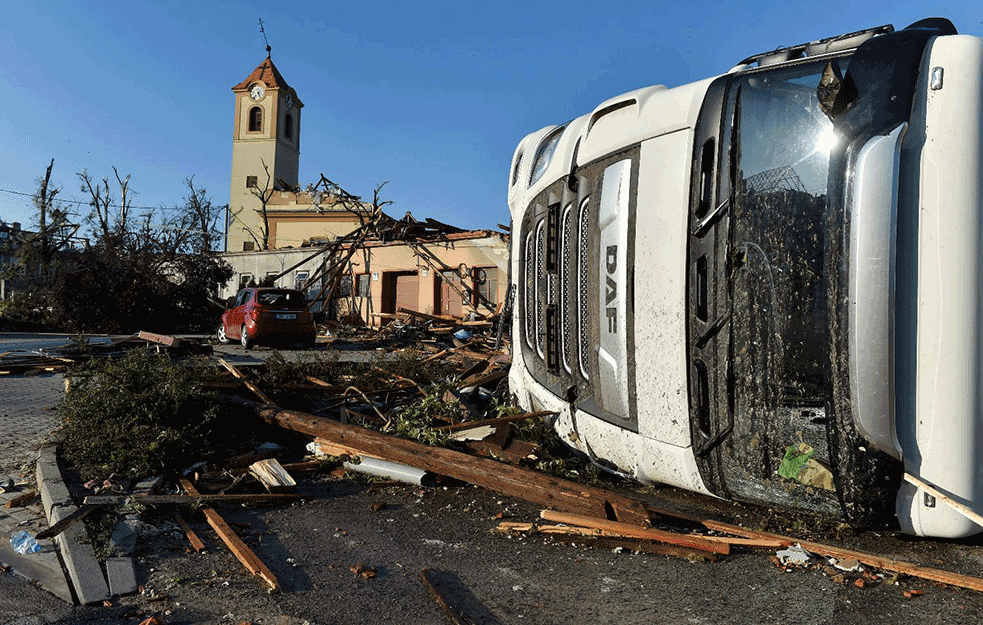 TROJE POGINULO U TORNADU KOJI JE POGODIO ČEŠKU: Čak 100.000 ljudi preko noći bez struje (VIDEO) 