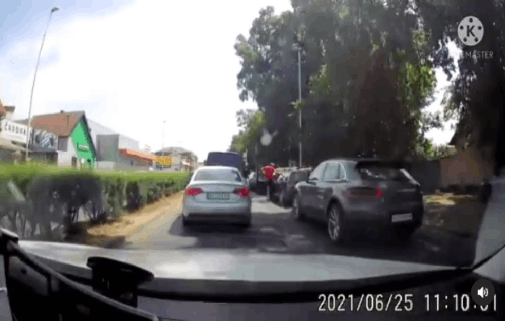 UZNEMIRUJUĆI SNIMCI SA NOVOSADSKIH ULICA: Izašao iz kola, pa krenuo da tuče i šutira starijeg čoveka za volanom (VIDEO)