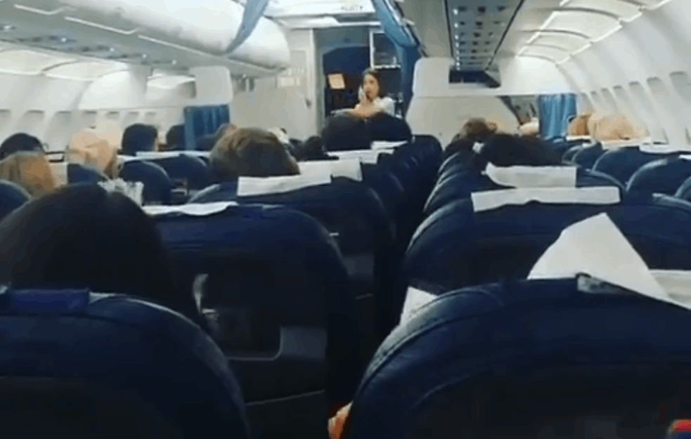 DRAMATIČNA SCENA NA BEOGRADSKOM AERODROMU: Stjuardesa ISHISTERISALA! Doživela nervni slom u avionu 