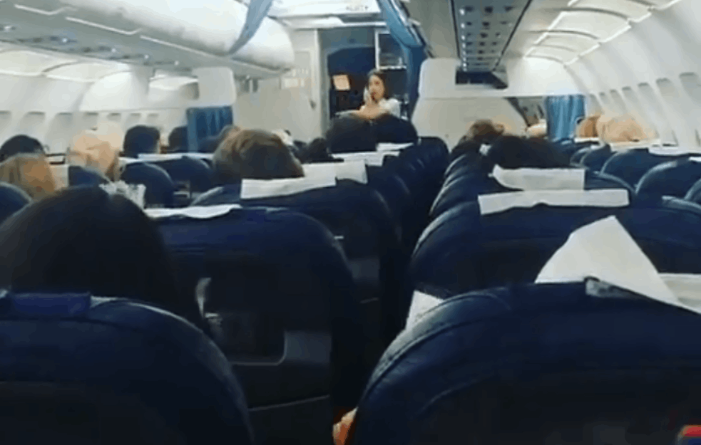 DRAMATIČNA SCENA NA BEOGRADSKOM AERODROMU: Stjuardesa ISHISTERISALA! Doživela nervni slom u avionu "Er Srbije" (VIDEO)