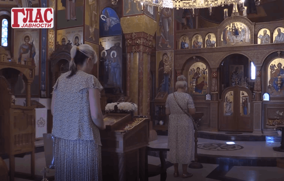 VIDOVDAN U CRKVI <span style='color:red;'><b>LAZARICA</b></span>: Pogledajte kako izgleda hram za koji narod veruje da ima isceliteljske moći (VIDEO)