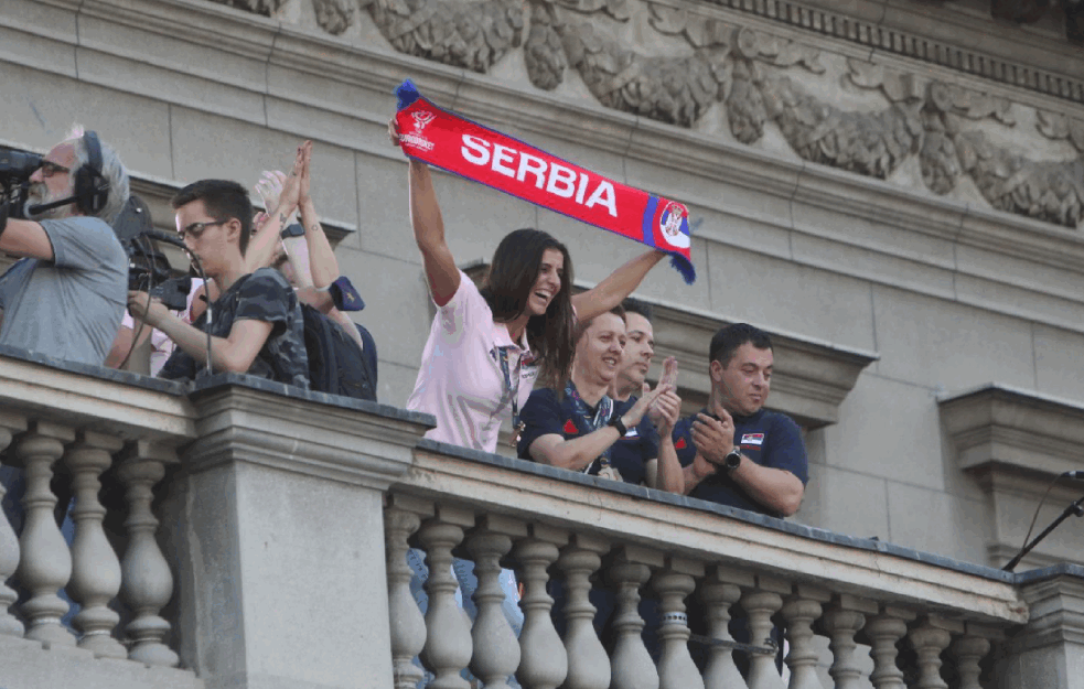 VELIČANSTVENI DOČEK KOŠARKAŠICA U BEOGRADU: Više hiljada ljudi pozdravilo ZLATNE DEVOJKE! (FOTO) 
