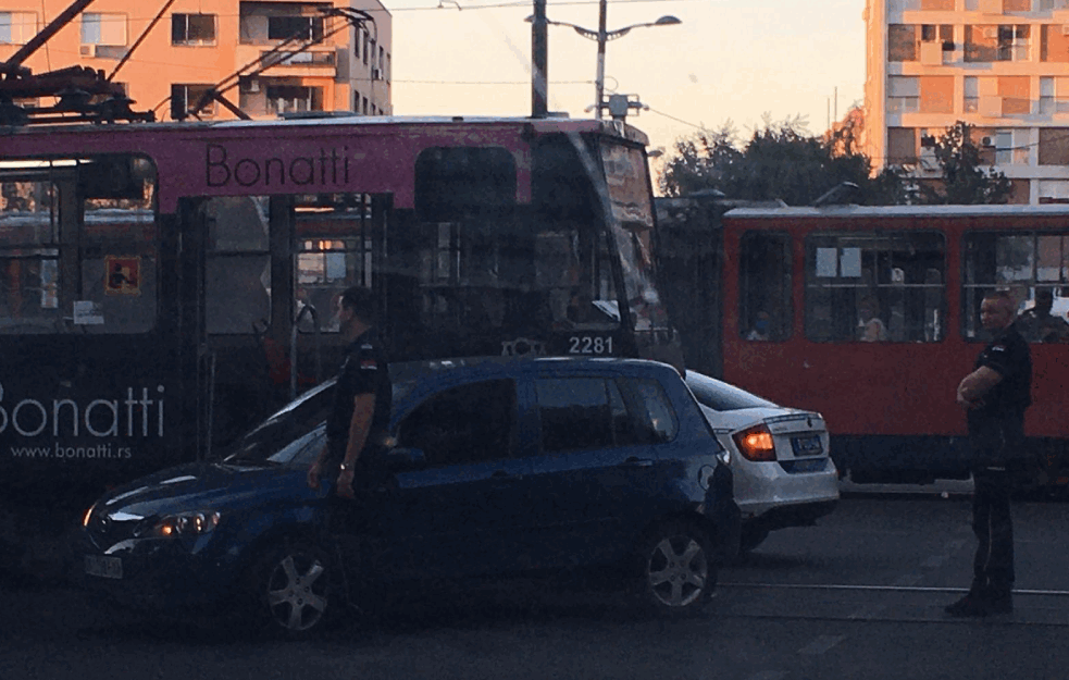 SAOBRAĆAJKA NA DORĆOLU: Sudarili se tramvaj i automobil na uglu Francuske i <span style='color:red;'><b>Cara Dušana</b></span>! (FOTO) 

