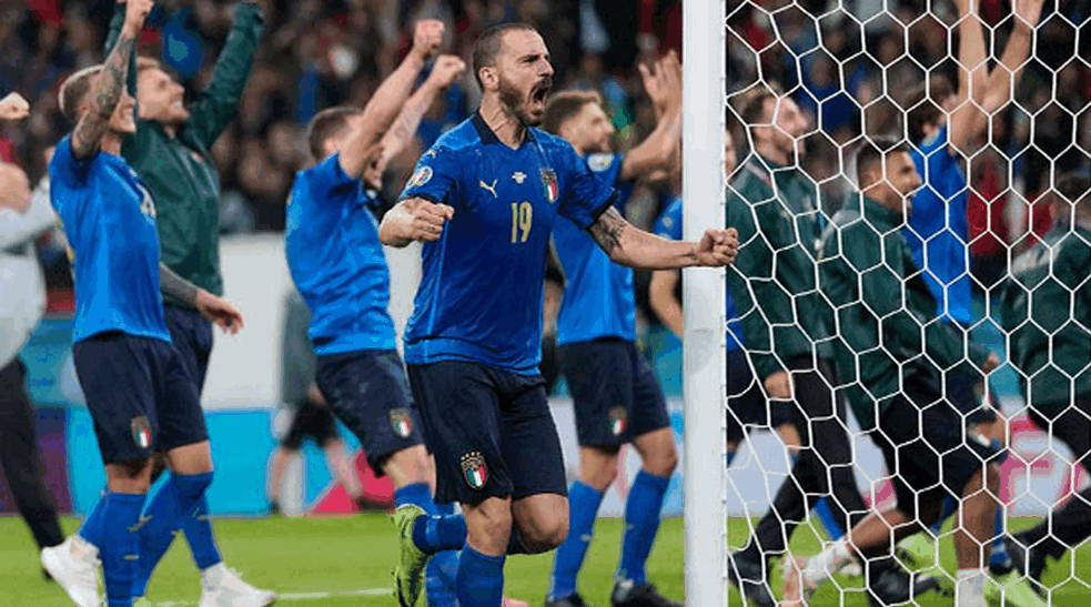 UŽAS! PRVO HICI, A ONDA PANIKA I STAMPEDO! Otac i sin UPUCANI posle plasmana Italije u finale!  