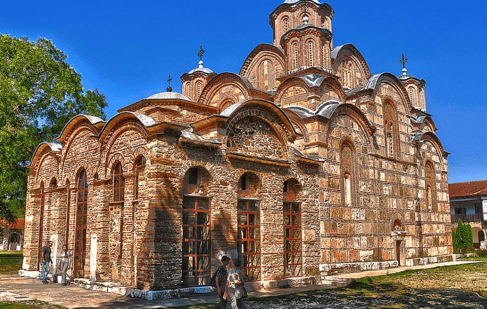 SKANDAL! SKINUTA ZASTAVA SA MANASTIRA GRAČANICA: Maskiran u crno sa zastavom \