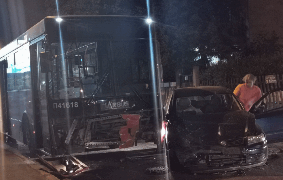 TEŠKA SAOBRAĆAJKA U BEOGRADU: Sudarili se automobil i autobus na uglu Kumodraške i Vitanovačke, saobraćaj blokiran! (FOTO) 
