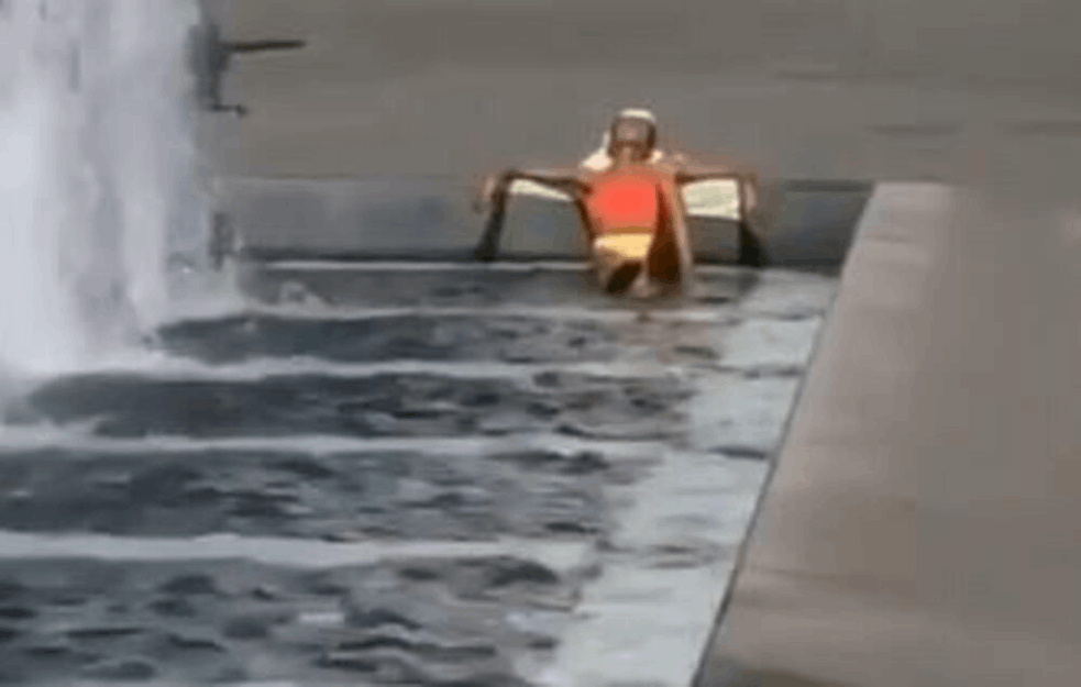 NE HAJE! BEOGRADSKA KUPAČICA HIT NA INTERNETU: U kupaćem legla u fontanu ispred Hrama Svetog Save (FOTO)