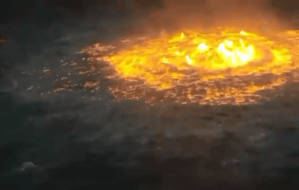 NESTVARNA POJAVA U SRED OKEANA: Dok gori površina vode vidi se vatreno oko, evo o čemu se radi (VIDEO)