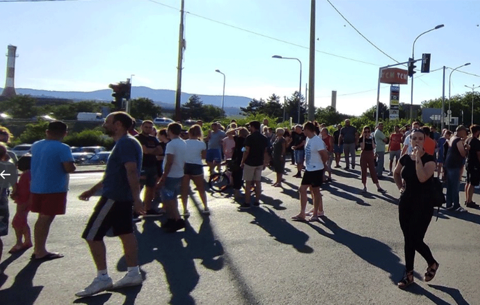 DANIMA BEZ VODE! Mladenovčani blokirali ulaz u grad, čekamo gradonačelnika i Vesića (FOTO)