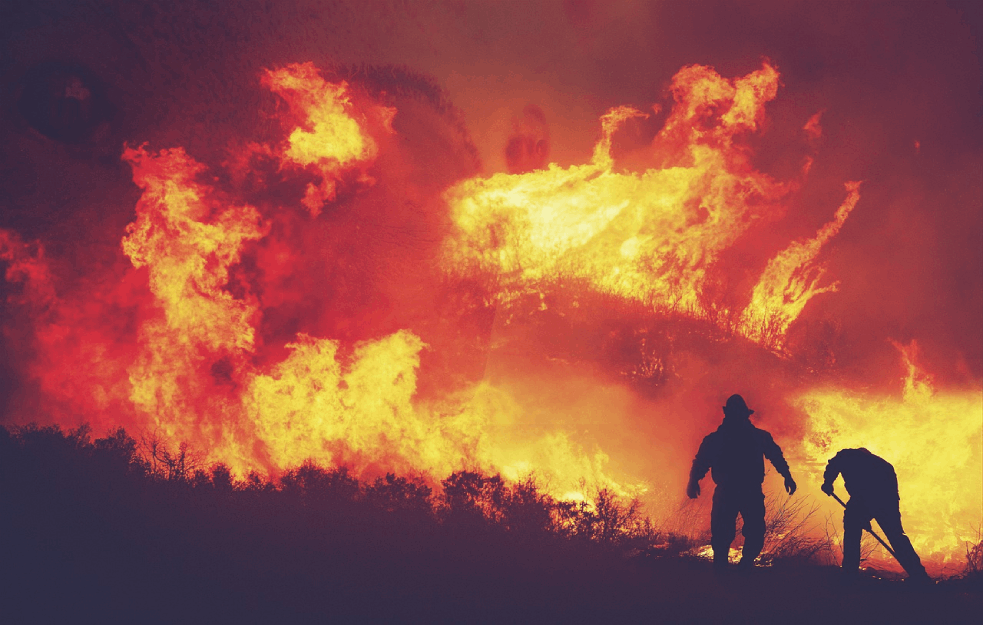 DVA POŽARA U PREDGRAĐU ATINE: Vatrogasci na terenu, evakuisana dva sela! 
