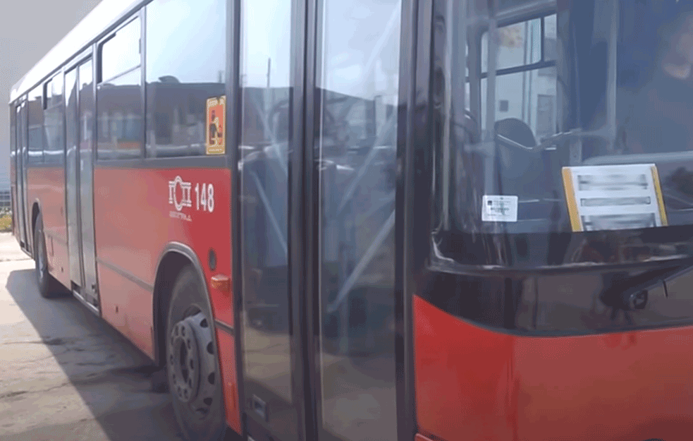 AUTOBUS UDARIO ŽENU NA BANJICI: Putnici zvali hitnu pomoć, saobraćaj u kolapsu!