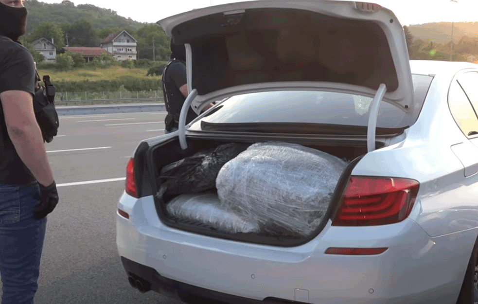 'LEZI DOLE!' Policija u Vrčinu zaustavila BMW i u njemu pronašla 80 KILOGRAMA DROGE (VIDEO)  