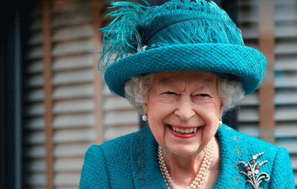 Kraljica <span style='color:red;'><b>Elizabeta II</b></span> posetila snimanje čuvene britanske sapunice: 'Voli da se smeje i da je nasmeju'! (FOTO)
