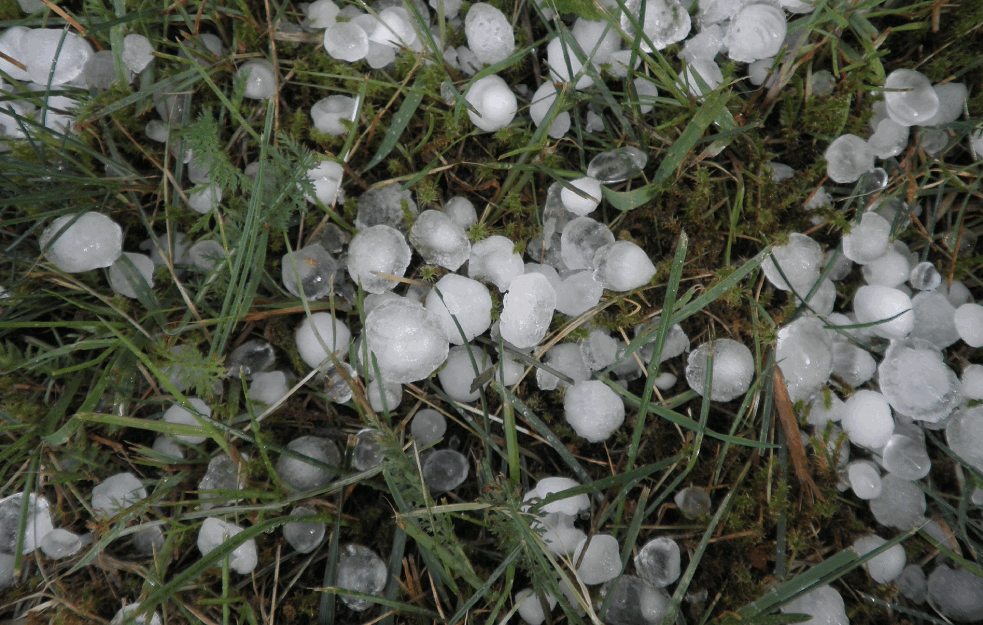 SNAŽNO NEVREME! GRAD veličine lešnika POGODIO POŽEGU!
