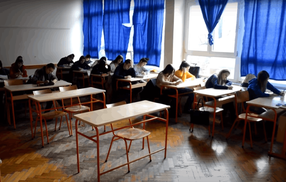 SVE VIŠE BESNIH RODITELJA zbog vakcinacije, iz SINDIKATA PORUČUJU: Ministarstvo od NASTAVNIKA napravilo GLINENE GOLUBOVE, mi smo PROBNI BALON!   