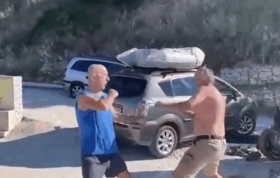 HAOS U SPLITU: Penzioneri se POTUKLI zbog saobraćajke, sevale PESNICE nasred ulice! (VIDEO) 

