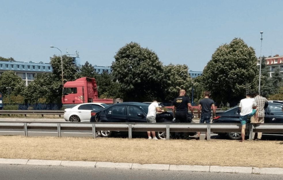 KARANBOL NA AUTO-PUTU: Lančani sudar kod Bloka 37, <span style='color:red;'><b>uviđaj u toku</b></span> (FOTO)

