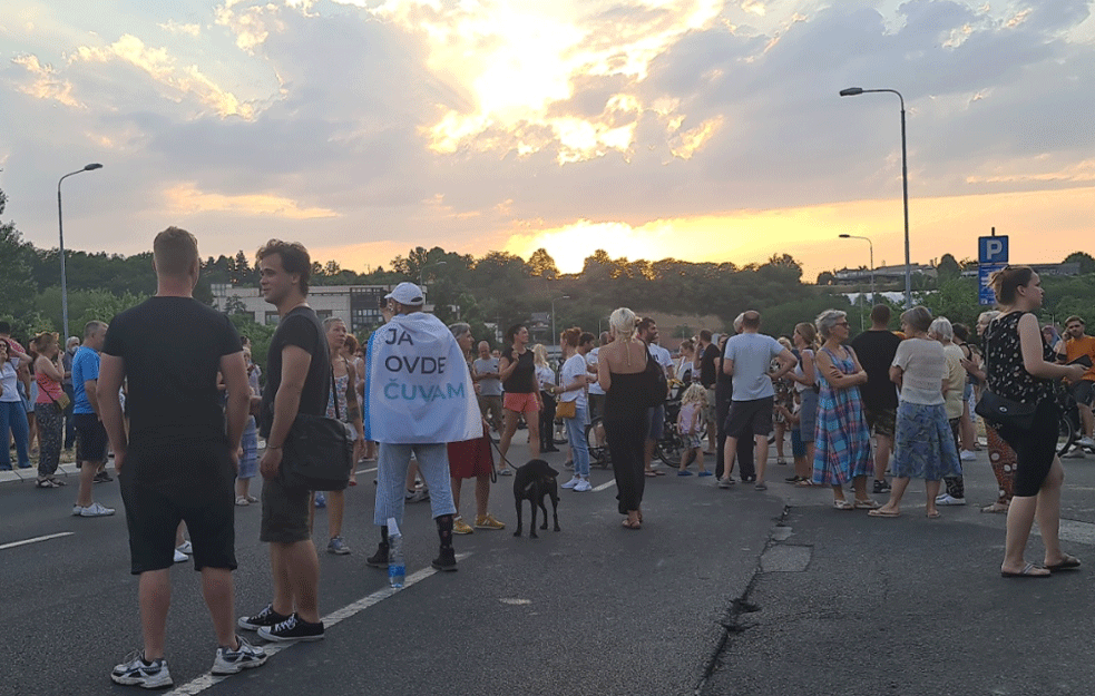 PROTEST UŽIVO! GRAĐANI I VEČERAS NA ULICI: Preko glave nam je da čovek ne može da ima pravnu i fizičku sigurnost u državi! (FOTO+VIDEO)