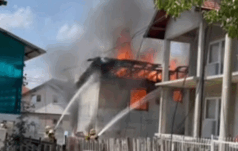 POŽAR U SARAJEVSKOM NASELJU HRASNO: Gori kuća, vatrogasci pokušavaju da spreče ŠIRENJE VATRE na druge objekte! (VIDEO) 

